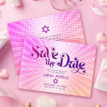 Bat mitzvah Retro Rosa Orange Ombre Gradient Boho Spara Datumet<br><div class="desc">Se till att alla dina vänner och släktingar kan fira din dotters milstolpe Bat mitzvah! Skicka ut den här roligten, boho retro, personlig "Save the Date"-vykort. Roligt, trendig, shock rosa med fetstil och typografi av lila med modern sans serif-typografi täcker över en bakgrund av poplight orange och gradientstrålar av rosa...</div>