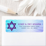 Bat mitzvah Roligt Retro Blue Lila Gradient Adress Returadress Etikett<br><div class="desc">Var stolt, gladd och visa den här milstolpen av din favoritBat mitzvah med den här boho retro, personligens returadressetikett! Roligt, trendig, fet lila och marin blå typografi med modern sans serif-typografi täcker över en bakgrund av poplight turkos och lila gradientstrålar med vita prickar. Anpassa anpassningsbarna med ditt namn och adress....</div>