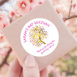 Bat mitzvah Rosa av guldfetter i Livets träd  Typo Runt Klistermärke<br><div class="desc">Var stolt, gladd och visa den här milstolpen av din favoritBat mitzvah! Använda den här roligten, sofistikerad, personlig-dekal som ska läggas till hennes speciella dag. En häpnadsväckande, grafisk faux guld-folie träd med glatt rosa, orange och röd stjärna av David och punkt "löv" täcker över en vit bakgrund. Anpassa anpassningsbarna med...</div>