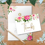 Bat mitzvah Rosa Blommigt Skript för vattenfärg Gu Tack Kort<br><div class="desc">Se till att din favorit Bat mitzvah visar hennes uppskattning för alla som stödde hennes milstolpe-händelse! Skicka ut det här sofistikerade, tack för personligen! En vattenfärg för chic, bedövning, rosa och persikofärgad blommigt med faux guld-folie, typografi och modern dammig ro sans serif-typ täcker över en vit bakgrund. Ytterligare vattenfärgade blommor...</div>