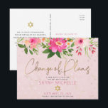 Bat Mitzvah Rosa Blommönstrad Akvarell Modern Kali Inbjudan Vykort<br><div class="desc">Se till att alla dina vänner och släktingar fortfarande kan fira din dotters stora Bat Mitzvah, oavsett nuvarande globala oförutsedda omständigheter. Skicka ut detta snygga, personliga ”Ändring av planer” vykort. En fantastisk rosa och persikofärgad blomsterakvarell med förgylld skriftstil och modern dammig rosa och grå sans serif-typografi ovanpå en mjuk rosa...</div>