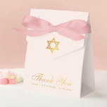 Bat mitzvah Rosa Faux Guld Star i David Tack Presentaskar<br><div class="desc">En rosa och guld-favoritbox för en flickas bat mitzvah. På flappen har den David faux guld-stjärna. Meddelandet Tack är skrivet i nedre delen,  i ett elegant faux guld-skript,  i tillfälle och datumet är skrivet i gyllene skåp under det. Bakgrunden är  rosa.</div>