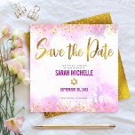 Bat mitzvah Rosa Skriptruta Guld med vattenfärg Spara Datumet<br><div class="desc">Se till att alla dina vänner och släktingar kan fira din dotters milstolpe Bat mitzvah! Skicka ut den här fantastiska, moderna, glatt guld-faux-folie och glitter-punkter och typografiskript mot en mjuk rosa-vattenfärgbakgrund, personligen "Spara datummeddelande". Faux guld-folie med en vit stjärna av David ger ryggen. Anpassa anpassningsbarna till Bat mitzvah namn och...</div>