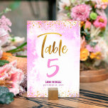 Bat mitzvah Rosa Watercolor Guld Script Glitter Bordsnummer<br><div class="desc">Inget Bat mitzvah party är färdigt utan bordsnummer av personlig. Låt din favorit Bat mitzvah vara stolt, glädjas och fira hennes milstolpe på hennes perfekt samordnade party. Ett handskrivet skript med en häftig, modern, glatt guld-faux-folie och små prickar täcker över en ljus rosa vattenfärgsbakgrund. Anpassa anpassningsbarna till bordsnumret, hennes namn...</div>