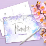 Bat mitzvah Silver Script Lila - vattenfärg tack Vykort<br><div class="desc">Se till att din favorit Bat mitzvah visar hennes uppskattning för alla som stödde hennes milstolpe-händelse! Skicka ut det här fantastiska, moderna, glansfulla handskrivna skript i silver-faux-folie och små punkter som täcker en lätt lila vattenfärgsbakgrund, tack vare personligen. Anpassa till namn i din Bat mitzvah. Lägg till en anteckning på...</div>