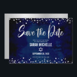 Bat mitzvah skript i modern fetstil vid marinen Si Spara Datumet<br><div class="desc">Se till att alla dina vänner och släktingar kan fira din dotters milstolpe Bat mitzvah! Skicka ut det här fantastiska, moderna "Spara datumet"-meddelandekortet. Graphic faux faux silver foil calligraphy script, Star of David, och glitter konetti, övertäcker en rik, dramatisk, marin blå vattenfärgsbakgrund. Ditt anpassningsbar-meddelande lägger över en faux silver-bubbla på...</div>