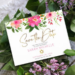 Bat mitzvah Spara Blommigten Watercolor-skript för Inbjudan Vykort<br><div class="desc">Se till att alla dina vänner och släktingar kan fira din dotters milstolpe Bat mitzvah! Skicka ut den här chicen, personligen "Spara datummeddelande" vykort. En förbluffande, rosa och persikofärgad blommigt med faux guld-folie som typografi och modern dammig ro och grått sans serif-typ täcker över en vit bakgrund. Anpassa anpassningsbarna till...</div>