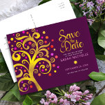 Bat mitzvah Spara Date, Guld Livets träd, Burgundy Inbjudan Vykort<br><div class="desc">Se till att alla dina vänner och släktingar kan fira din dotters milstolpe Bat mitzvah! Skicka ut den här fantastiska, grafiska faux-guld-folie träd med glatt rosa, orange och röd stjärna av David och punkt "löv" på en rik lila-burgundisk bakgrund, personligen "Spara datum"-vykort. Anpassa anpassningsbarna till Bat mitzvah namn och datum....</div>
