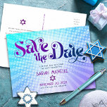 Bat mitzvah Spara datum för återgångsblått Lila fö Inbjudan Vykort<br><div class="desc">Se till att alla dina vänner och släktingar kan fira din dotters milstolpe Bat mitzvah! Skicka ut den här roligten, boho retro, personlig "Save the Date"-vykort. Roligt, trendig, fet lila och marin blå typografi med modern sans serif-typografi täcker över en bakgrund av poplight turkos och lila gradientstrålar med vita prickar....</div>