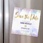 Bat mitzvah Spara datum Guld Lila vattenfärg Magnetisk Inbjudningskort<br><div class="desc">Se till att alla dina vänner och släktingar kan fira din dotters milstolpe Bat mitzvah! Skicka ut det här fantastiska, moderna, glatt guld-faux-folie och glitter-punkter och typografiskript mot en mjuk lila-vattenfärgbakgrund, personligen "Save the Date" magnetiskt meddelandekort. Anpassa anpassningsbarna till Bat mitzvah namn och datum. Garanterade att hon skulle få mer...</div>
