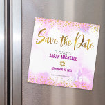 Bat mitzvah Spara datum Guld på Rosa vattenfärg Magnetisk Inbjudningskort<br><div class="desc">Se till att alla dina vänner och släktingar kan fira din dotters milstolpe Bat mitzvah! Skicka ut det här fantastiska, moderna, glatt guld-faux-folie och glitter-punkter och typografiskript mot en mjuk rosa-vattenfärgbakgrund, personligen "Save the Date" magnetiskt meddelandekort. Anpassa anpassningsbarna till Bat mitzvah namn och datum. Garanterade att hon skulle få mer...</div>