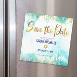 Bat mitzvah Spara Datum Guld Turquise Watercolor Magnetisk Inbjudningskort<br><div class="desc">Se till att alla dina vänner och släktingar kan fira din dotters milstolpe Bat mitzvah! Skicka ut den här fantastiska, moderna, glatt guld-faux-folie och glitter-punkter och typografi-skript mot en turkosblå vattenfärgbakgrund, personligen "Spara datum" magnetiskt meddelande. Anpassa anpassningsbarna till Bat mitzvah namn och datum. Garanterade att hon skulle få mer roligt...</div>