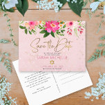Bat mitzvah Spara datum Rosa Blommigt vattenfärg Inbjudan Vykort<br><div class="desc">Se till att alla dina vänner och släktingar kan fira din dotters milstolpe Bat mitzvah! Skicka ut den här chicen, personligen "Spara datummeddelande" vykort. En förbluffande, rosa och persikofärgad blommigt med faux guld-folie som typografi och modern dammig ro och grått san serif-typ täcker över en mjuk rosa- och konetti-punkt-bakgrund. Anpassa...</div>