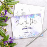 Bat mitzvah Spara datum Silver Lila vattenfärg Inbjudan Vykort<br><div class="desc">Se till att alla dina vänner och släktingar kan fira din dotters milstolpe Bat mitzvah! Skicka ut den här fantastiska, moderna, glatt silver-faux-folie och glitter-punkter och handskrivna skript mot en mjuk lila vattenfärgsbakgrund, personligen "Save the Date"-vykort. Anpassa anpassningsbarna till Bat mitzvah namn och datum. Ditt anpassningsbar-meddelande, en faux silver-stjärna av...</div>