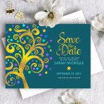 Bat mitzvah Spara datum Teal Guld Livets träd Inbjudan Vykort<br><div class="desc">Se till att alla dina vänner och släktingar kan fira din dotters milstolpe Bat mitzvah! Skicka ut den här häpnadsväckande, grafiska faux-guld-folie träd med glatt turkos, teal, lila och blue Star av David och punkt "lövs" på rik mörk teal blue bakgrund, personlig "Save the Date"-vykort. Anpassa anpassningsbarna till Bat mitzvah...</div>