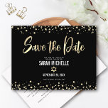 Bat mitzvah Spara datummodern, svart Guld-skript Inbjudan Vykort<br><div class="desc">Se till att alla dina vänner och släktingar kan fira din dotters milstolpe Bat mitzvah! Skicka ut det här fantastiska, moderna vykortet "Spara datumet". Graphic faux faux guld foil calligraphy script, Star of David, and confietti, overlay a rik, dramatiskt, svart bakgrund. Anpassa anpassningsbarna till Bat mitzvah namn och datum. Ditt...</div>