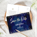 Bat mitzvah Spara det moderna skriptet i marinens  Inbjudan Vykort<br><div class="desc">Se till att alla dina vänner och släktingar kan fira din dotters milstolpe Bat mitzvah! Skicka ut det här fantastiska, moderna vykortet "Spara datumet". Graphic faux faux guld foil calligraphy script, Star of David, and confietti, overlay a rik, dramatiskt, navy blue water color bakgrund. Anpassa anpassningsbarna till Bat mitzvah namn...</div>