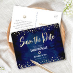Bat mitzvah Spara det moderna skriptet i marinens  Inbjudan Vykort<br><div class="desc">Se till att alla dina vänner och släktingar kan fira din dotters milstolpe Bat mitzvah! Skicka ut det här fantastiska, moderna vykortet "Spara datumet". Graphic faux faux guld foil calligraphy script, Star of David, and confietti, overlay a rik, dramatiskt, navy blue water color bakgrund. Anpassa anpassningsbarna till Bat mitzvah namn...</div>