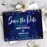 Bat mitzvah Spara, modernt skript för marinskt Sil Inbjudan Vykort<br><div class="desc">Se till att alla dina vänner och släktingar kan fira din dotters milstolpe Bat mitzvah! Skicka ut det här fantastiska, moderna vykortet "Spara datumet". Graphic faux faux silver foil calligraphy script, Star of David, and confietti, overlay a rik, dramatiskt, navy blue water color bakgrund. Anpassa anpassningsbarna till Bat mitzvah namn...</div>