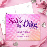 Bat mitzvah Spara Orangen Datumåtertagning för Ros Inbjudan Vykort<br><div class="desc">Se till att alla dina vänner och släktingar kan fira din dotters milstolpe Bat mitzvah! Skicka ut den här roligten, boho retro, personlig "Save the Date"-vykort. Roligt, trendig, shock rosa med fetstil och typografi av lila med modern sans serif-typografi täcker över en bakgrund av poplight orange och gradientstrålar av rosa...</div>