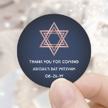 Bat mitzvah stjärnan David Navy Blue Rosa ros Guld Runt Klistermärke<br><div class="desc">Tillsätt en personlig som avslutar beröring till bat mitzvah tackkort eller gynnar med dessa elegant marinblå och rosa runda klistermärken/kuvertförseglingar. All text är enkel att anpassa eller ta bort. Utformningen har en enkel modern marin blå bakgrund, ro guld faux metallic foil Star of David och snyggt art deco inspirerad till...</div>