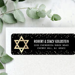 Bat Mitzvah Svart Guld Glitter Fet Returadress Etikett<br><div class="desc">Var stolt, gläd dig och fira detta milstolpe för din favorit Bat Mitzvah när du använder denna sofistikerade, personliga returadressetikett! Fet, vit sans serif-typografi, en falsk guld David-stjärna och små, falska guldkonfettiglimmerpunkter överlagrar en sofistikerad, dramatisk svart bakgrund. Anpassa den anpassade texten med hennes namn och datum för evenemanget. Anpassa den...</div>