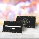 Bat mitzvah svart guldfärgat eldskript, konfetti m placeringskort<br><div class="desc">Inget Bat mitzvah party är färdigt utan platskort för personlig. Låt din favorit Bat mitzvah vara stolt, glädjas och fira hennes milstolpe på hennes perfekt samordnade party. Fet, sans serif-typografi och glatt faux glitter-prickar från guld täcker över en rik, dramatisk, svart bakgrund. På baksidan, vit sans serif-typografi, tillsammans med faux...</div>
