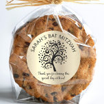 Bat mitzvah svart Livets träd-skript för guldfärgs Runt Klistermärke<br><div class="desc">Var stolt, gladd och visa den här milstolpen av din favoritBat mitzvah! Använda den här roligten, sofistikerad, personlig-dekal som ska läggas till hennes speciella dag. En svart träd med David-stjärnan och löv-punktens svarta kalligrafi-skript, täcker över en sofistikerad, faux-glitter-punkter från guld och guld foil-ombre-bakgrund. Anpassa anpassningsbarna med namn och ändra texten...</div>