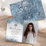 Bat mitzvah Tacken Blue Silver Marble Tack Kort<br><div class="desc">Den här eleganten är det moderna fotot pub eller det bat mitzvah tacket som du har ett ljusblått vattenfärgsmönster i gräns, där man imiterar marmor med faux silver foil, och tonar gradvis in i den vita bakgrunden. En liten stjärna av David visas ovanför ord "tack" i ett handskript av grått...</div>