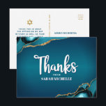 Bat Mitzvah Turkos Ombre Agat Script Tack Kort<br><div class="desc">Se till att din favorit Bat Mitzvah visar sin uppskattning till alla som stödde hennes milstolpe! Skicka ut detta coola, unika, moderna, personliga tack-kort. Vit handskriven skrift och fet sans serif-typografi överlagrar en djup tealblå ombre-bakgrund med turkosblå agataccentuerad med falska guldådror. En falsk guld David-stjärna, tillsammans med din personliga anteckning...</div>