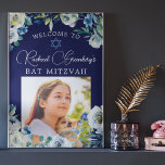 Bat mitzvah välkomstplats för foto för blått Blomm Poster<br><div class="desc">Vackra vita blommor och grönt vattenfärga löv från en elegant gräns på den här söt marinblåa blommigten Bat mitzvah välkomstposter. Din dotters namn är skriven i chic, vit kalligrafi över hennes foto på den här party-dekorationen för en judisk familj som firar en flicka som kallas till Torah. Komplettera med en...</div>