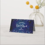 Bat mitzvah vattenfärgsskript Silver Glitter i Placeringskort<br><div class="desc">Inget Bat mitzvah party är färdigt utan platskort för personlig. Låt din favorit Bat mitzvah vara stolt, glädjas och fira hennes milstolpe på hennes perfekt samordnade party. Fet, sans serif-typografi och glatt faux silver glitter-prickar täcker över en rik, dramatisk, marin blå vattenfärgsbakgrund. På baksidan, vit sans serif-typografi, tillsammans med faux...</div>