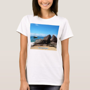 Båt och strand, Paraty, Brasilien T-shirt