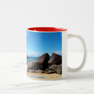 Båt och strand, Paraty, Brasilien Två-Tonad Mugg