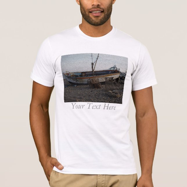 båt på pebble strand humster pots, graverat foto t shirt (Framsida)