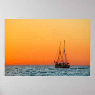 Båt som seglar vid Medelhavet vid solnedgång Poster