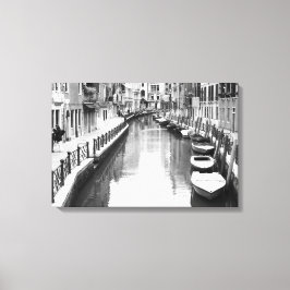 Båtar längs en kanal i den italienska staden Vened Canvastryck