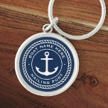 Båtar namn och segelankarrep gräns rund silverfärgad nyckelring<br><div class="desc">Nyckelring för din båt med en vit ankare och en elegant emblem med anpassningsbar båt namn och en segelport mot mörk blått bakgrund.</div>