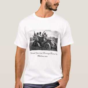 BÅTAR OCH GERONIMO SOM KÖR EN MOTORBIL T SHIRT
