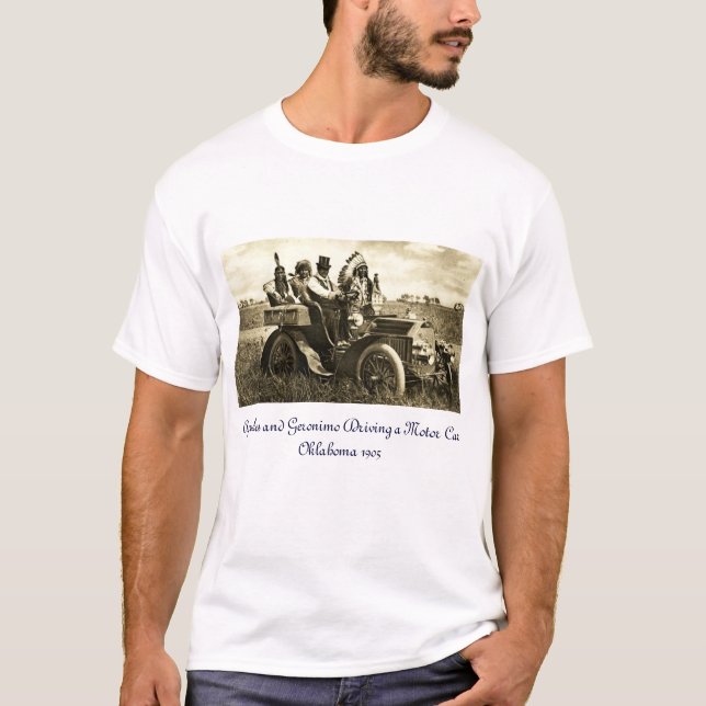 BÅTAR OCH GERONIMO SOM KÖR EN MOTORBIL TEE (Framsida)