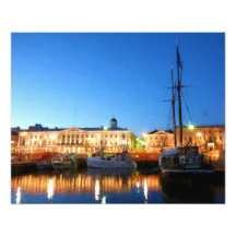 Båtar på Helsingfors-marknadstorget på kvällen