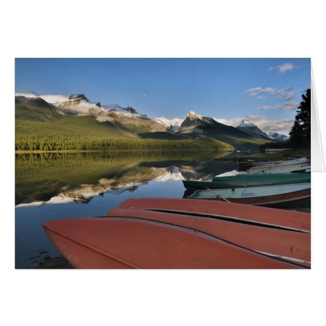 Båtar parkerade på Maligne Lake strand, Hälsningskort (Framsidan Horizontal)