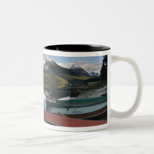 Båtar parkerade på Maligne Lake strand, Två-Tonad Mugg