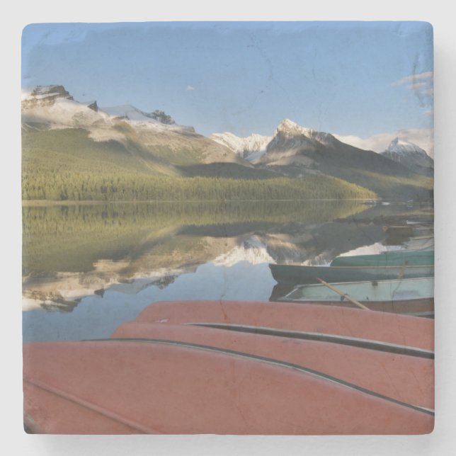 Båtar parkerade på Maligne Lake strand, Underlägg Sten (Framsidan)