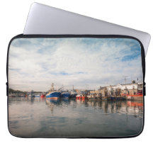 Båtar som dockas mellan ett molnlandskap