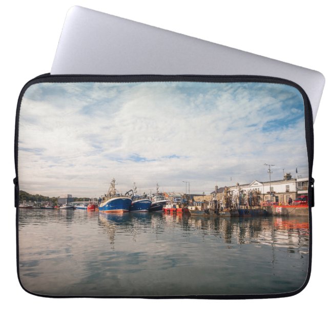 Båtar som dockas mellan ett molnlandskap laptop sleeve (Framsidan)