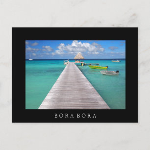 Båtar vid en brygga på Bora Boras svarta vykort
