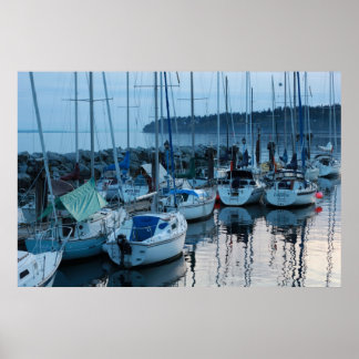 båtar vid strand i skymning poster
