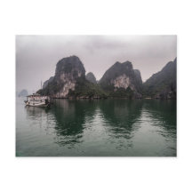 Båten i Misty Halong Bay Sten Islands, Vietnam