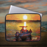 Båten till Sunset Neoprene Laptop sleeve<br><div class="desc">Personligen laptop sleeve har en bild av en båt som går in i solnedgången på Hilton Head Island. Lägg till initialer eller kort namn. Om du inte vill ha någon text tar du bara bort platshållartexten. Den här sleeven är tillverkad av neoprene och innehåller ett originalfoto med måleffekter.</div>